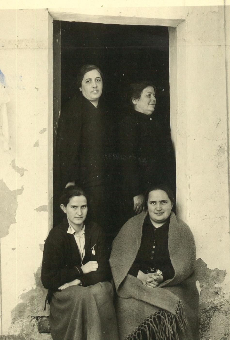 En Montecorto. María Isabel sentada con Leonor Werner