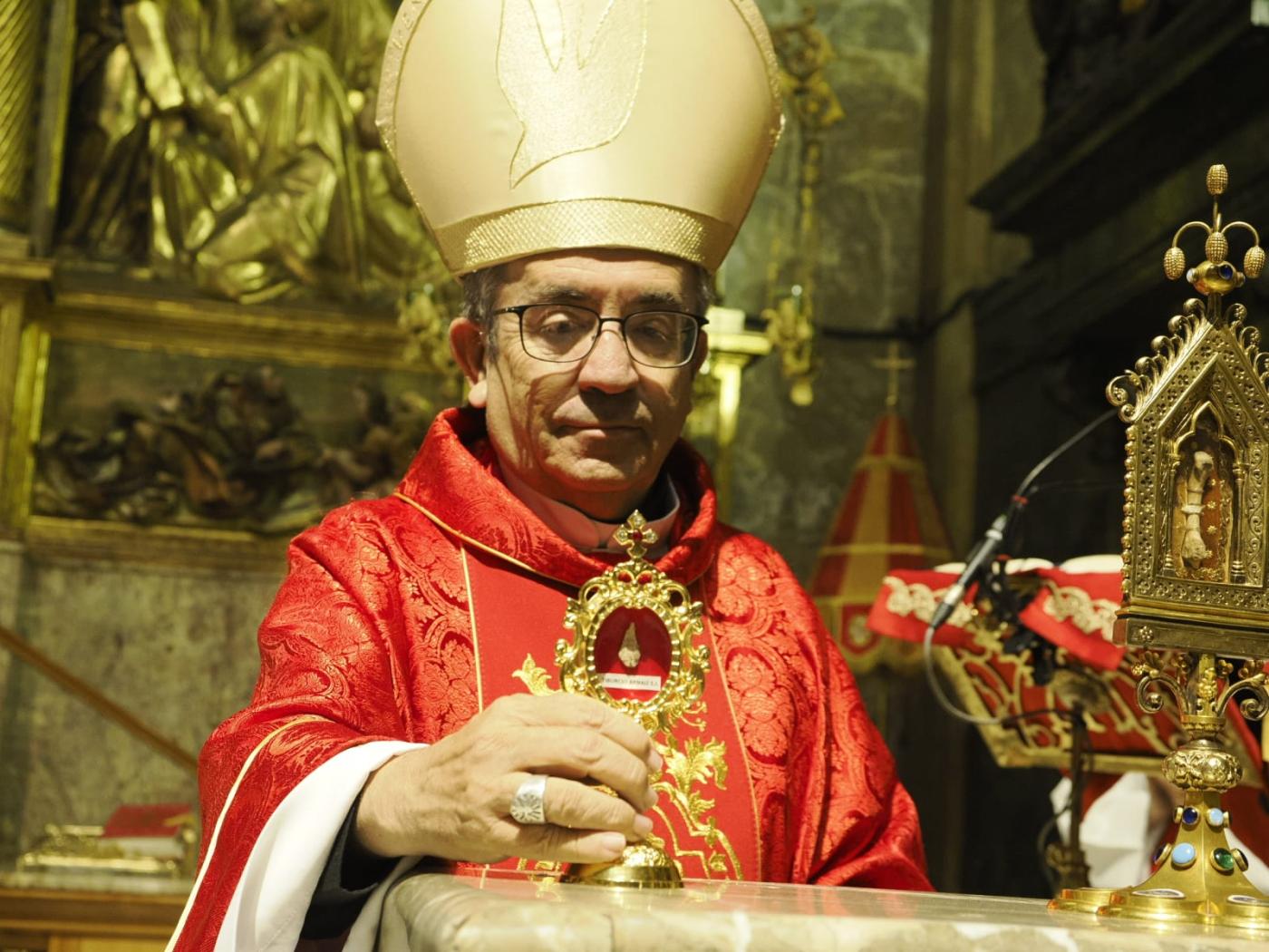 Entrega de la reliquia del P. Arnaiz al arzobispo de Valladolid, Mons. Luis Argüello