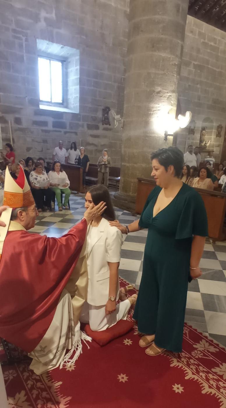 Adultos y niños de Álora reciben la confirmación en Pentecostés