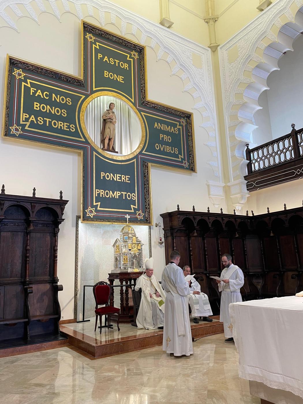 Los seminaristas Antonio del Río y José Ignacio Postigo profesaron la fe y firmaron las promesas en el encuentro para el clero