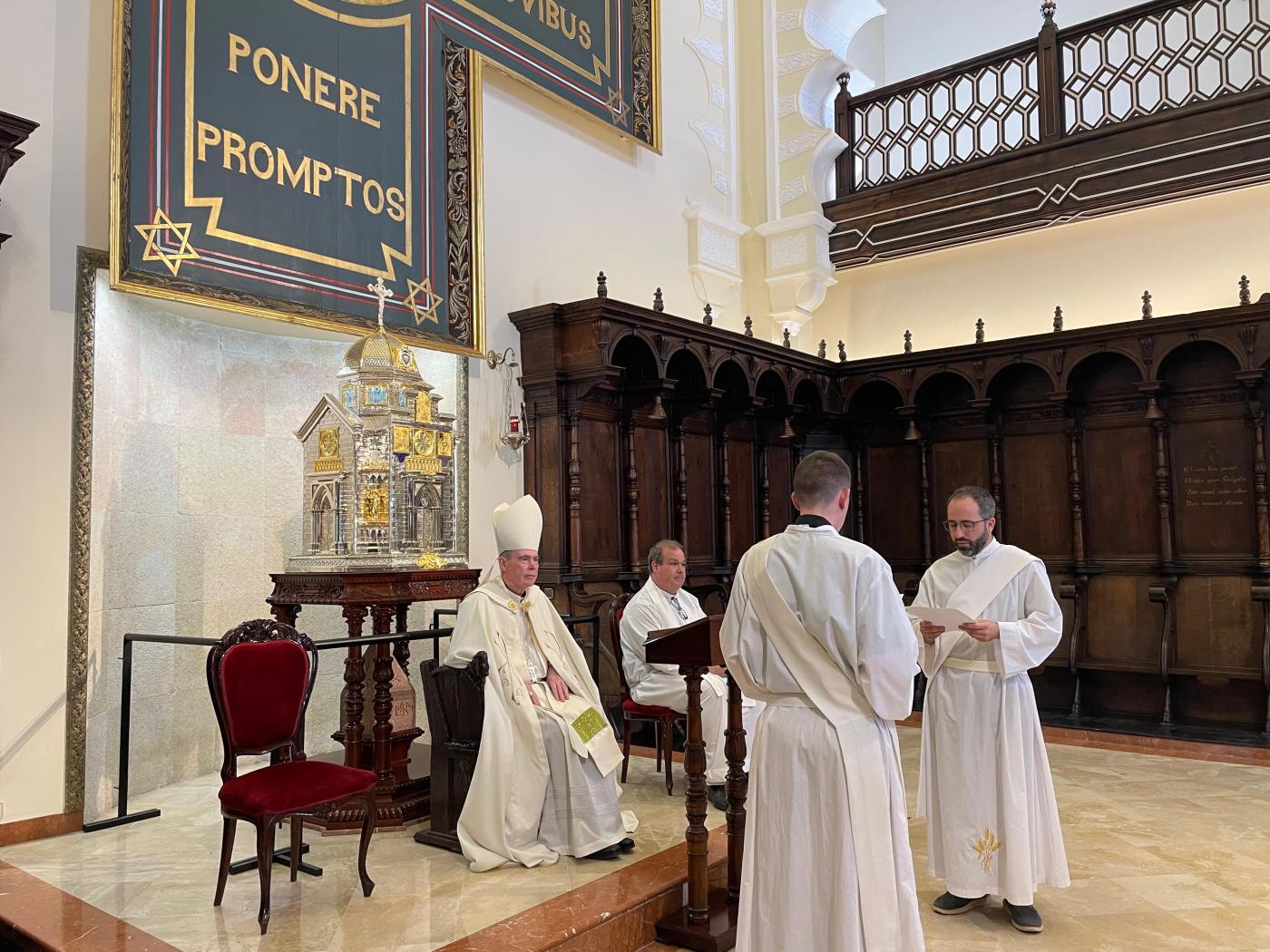 Los seminaristas Antonio del Río y José Ignacio Postigo profesaron la fe y firmaron las promesas en el encuentro para el clero