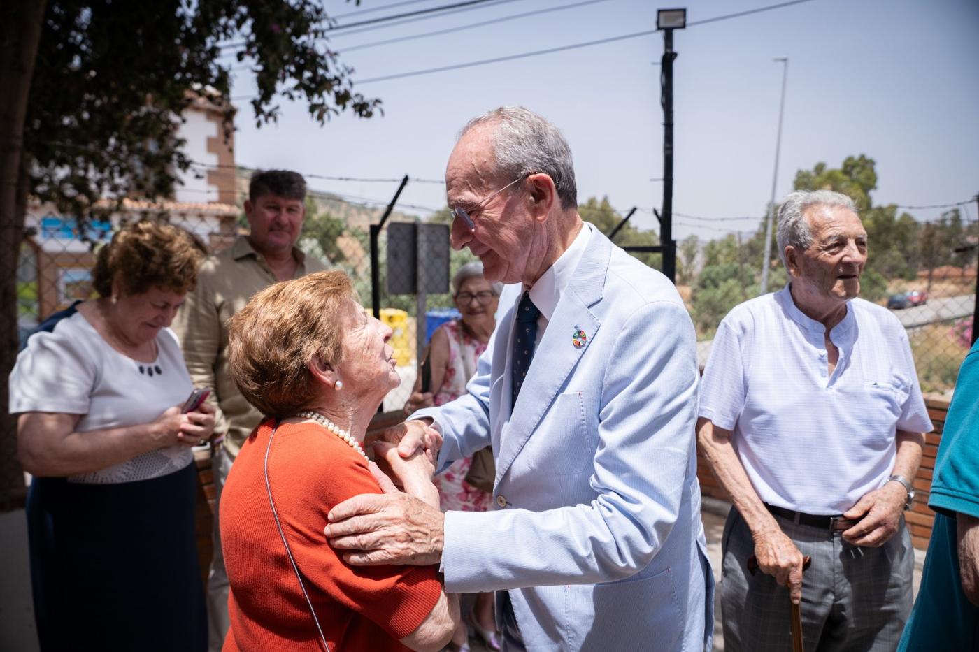 El alcalde de Málaga, Francisco de la Torre, saluda a una de las maestras rurales