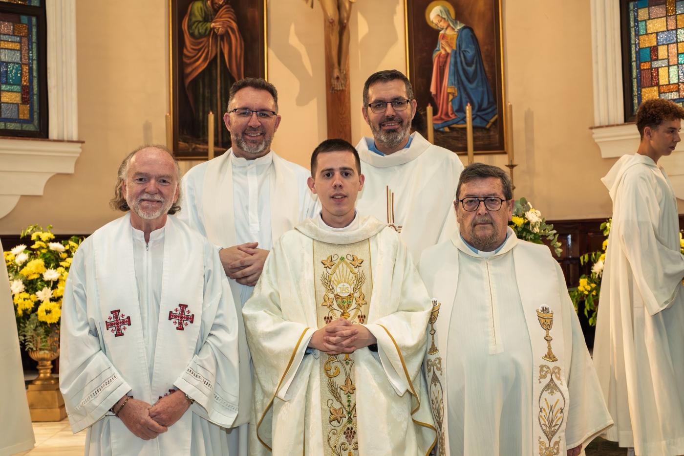 25 años después, Fuengirola celebra la primera Misa de un nuevo cura al que vio crecer