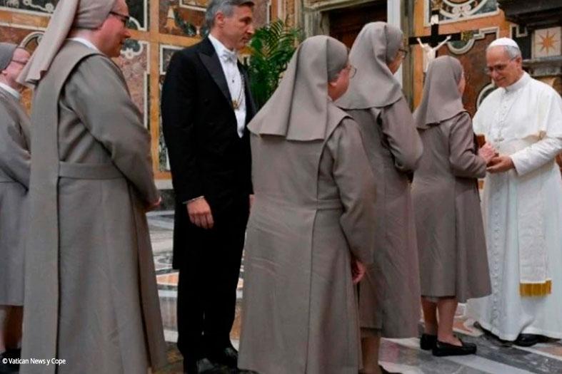 Visita al Papa de una representación de la congregación de Franciscanas de los Sagrados Corazones