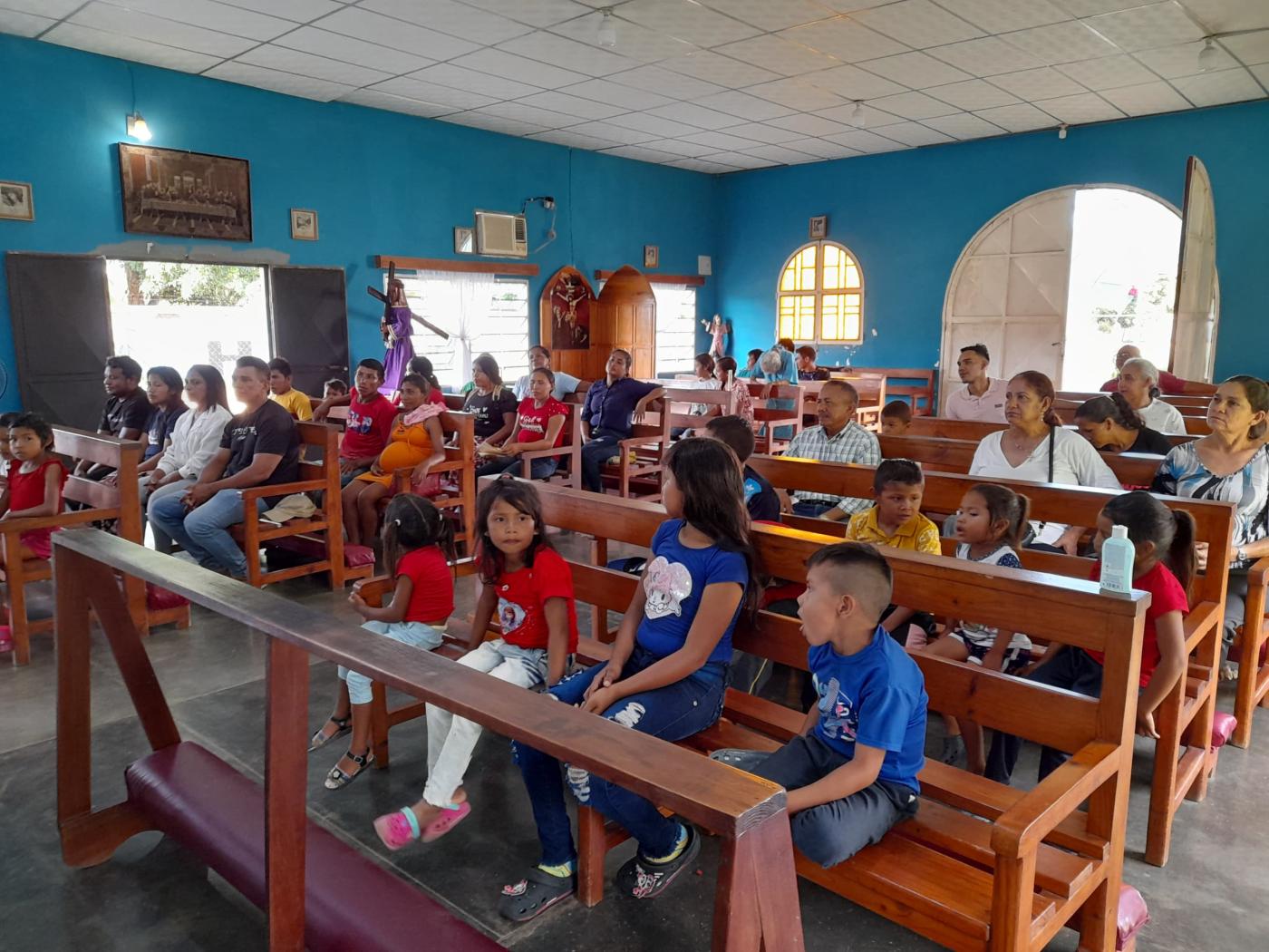 Feligreses de la parroquia de Ntra. Sra. del Valle en Morichalito (Venezuela)