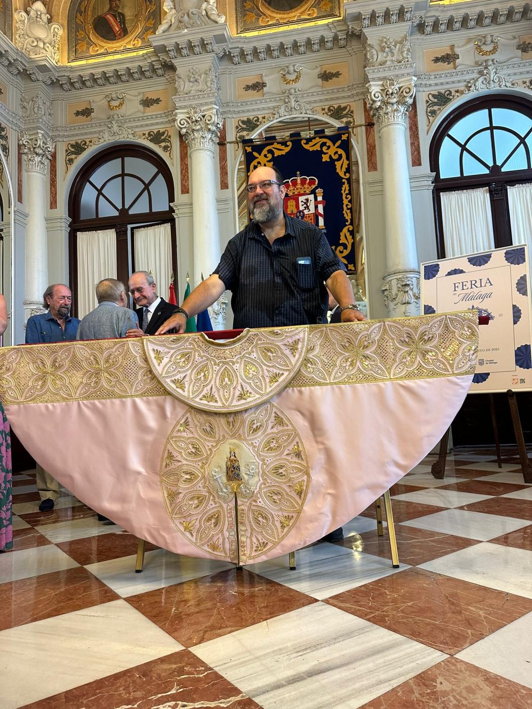 La Virgen de la Victoria, cada año bordada en un capote de paseo