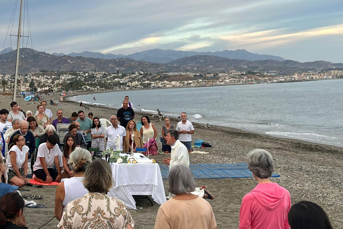 Torre del Mar adora al Señor en la playa