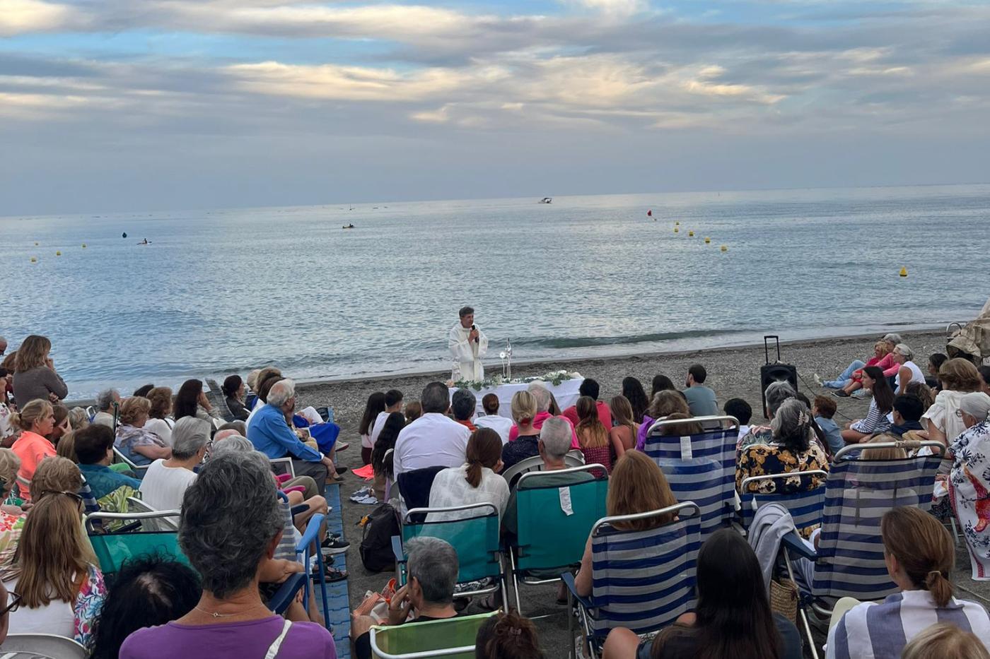 Torre del Mar adora al Señor en la playa