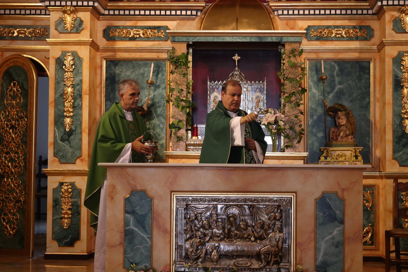 Torrox luce su nuevo retablo recién bendecido