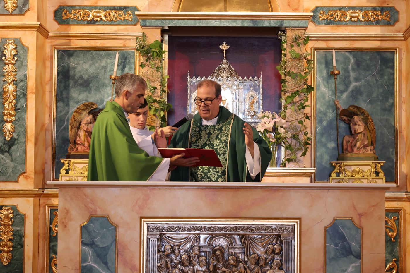 Torrox luce su nuevo retablo recién bendecido