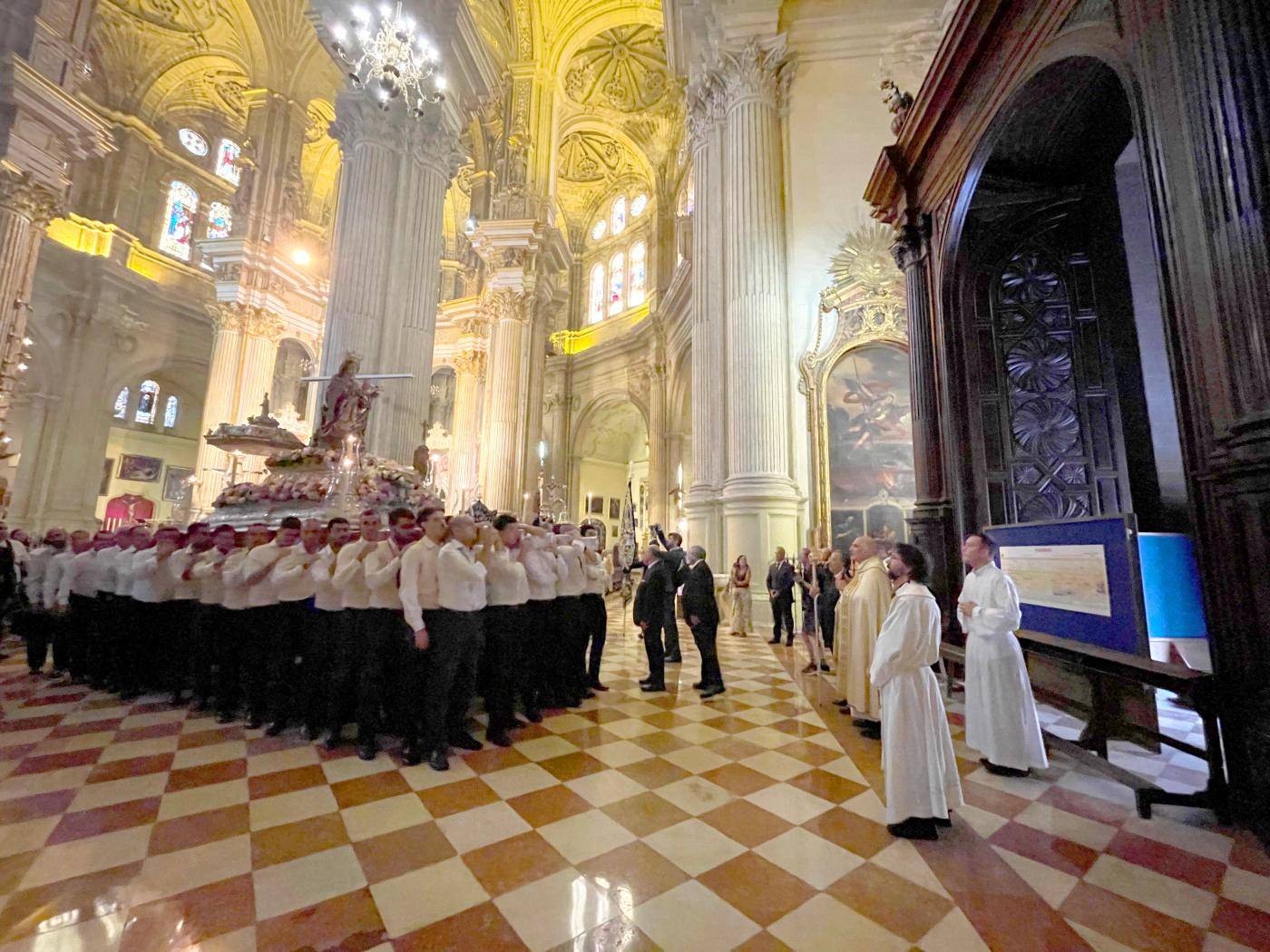 Bajada de Santa María de la Victoria a la Catedral