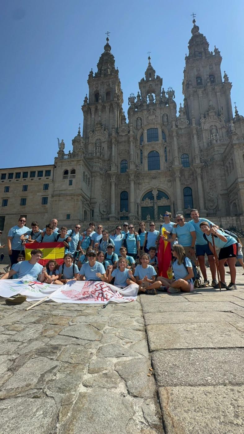 Peregrinos de "Gente de San Juan", de la parroquia de San Juan Bautista de Vélez-Málaga, en la plaza del Obradoiro