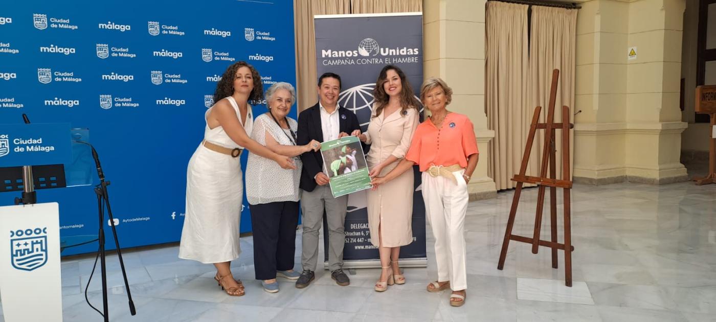 Mons. Satué acudió al Teatro Cervantes para vivir el concierto solidario de Manos Unidas