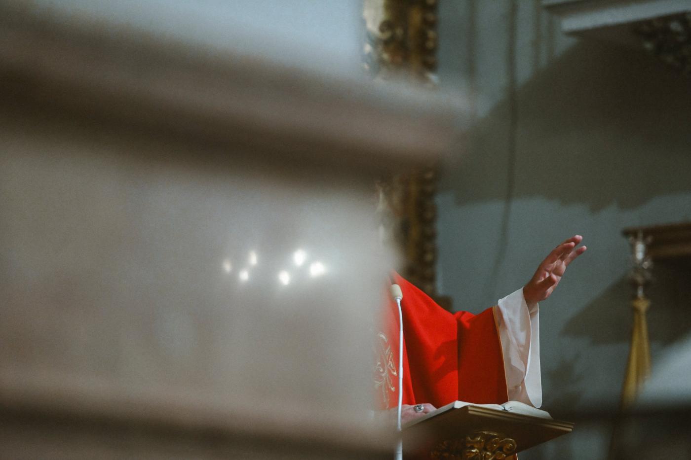 Cuando las manos de Mons. Satué  hablan