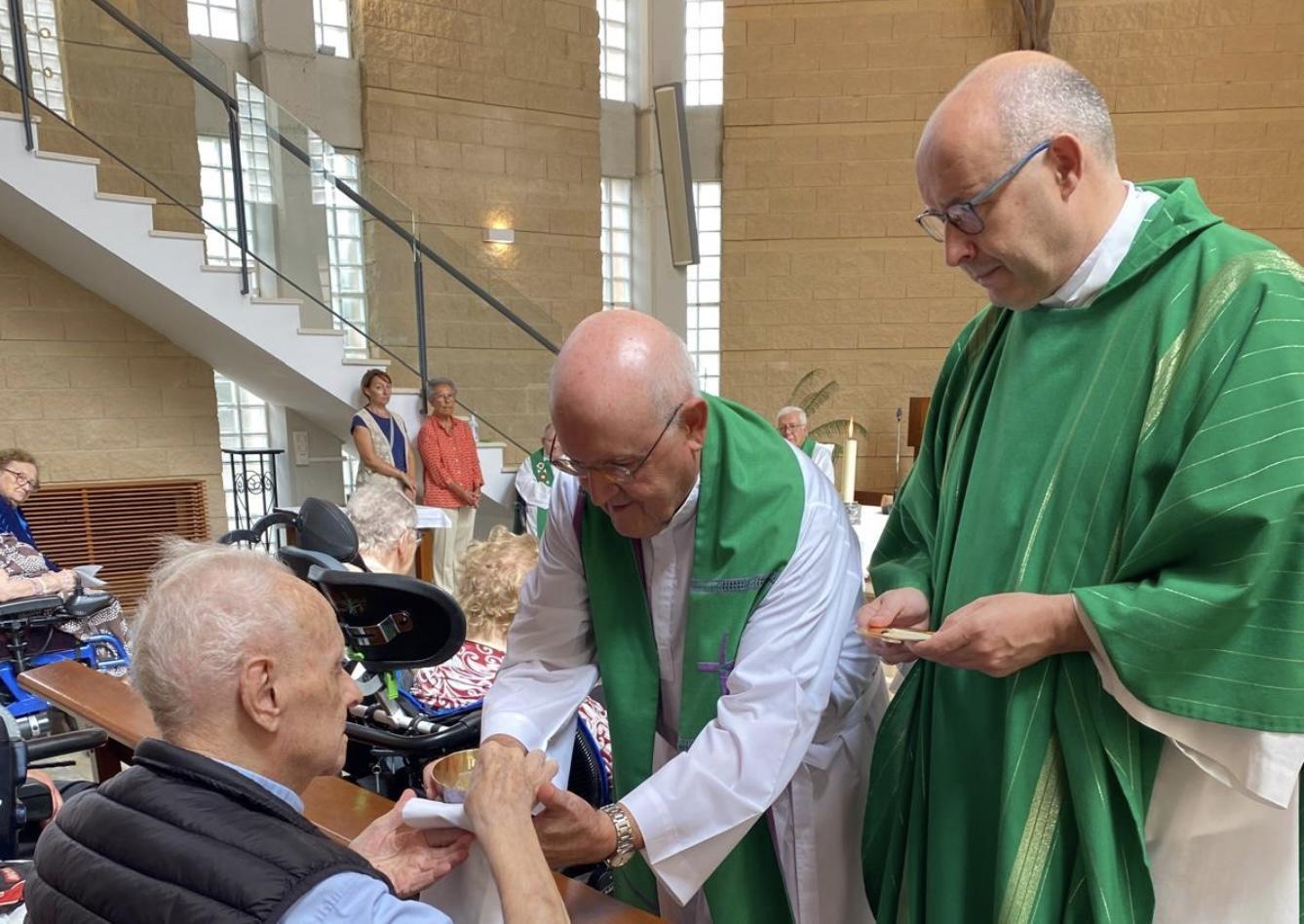 Mons. Satué en la residencia El Buen Samaritano, con D. Ramón Buxarrais, obispo emérito