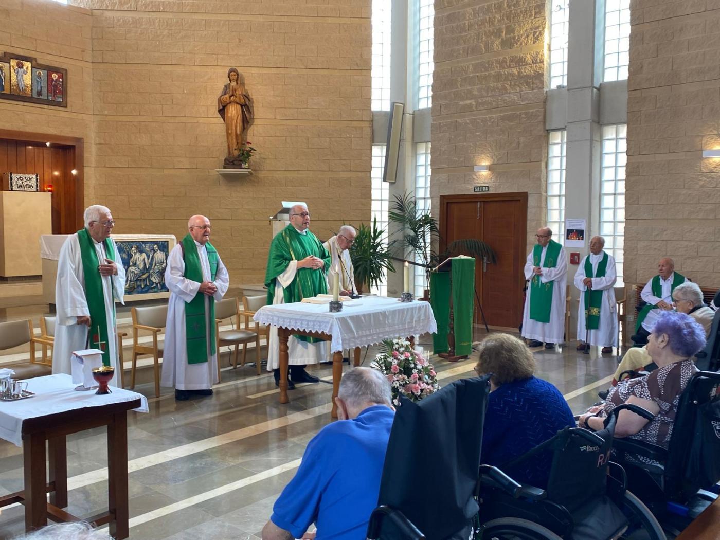 Mons. Satué en la residencia El Buen Samaritano