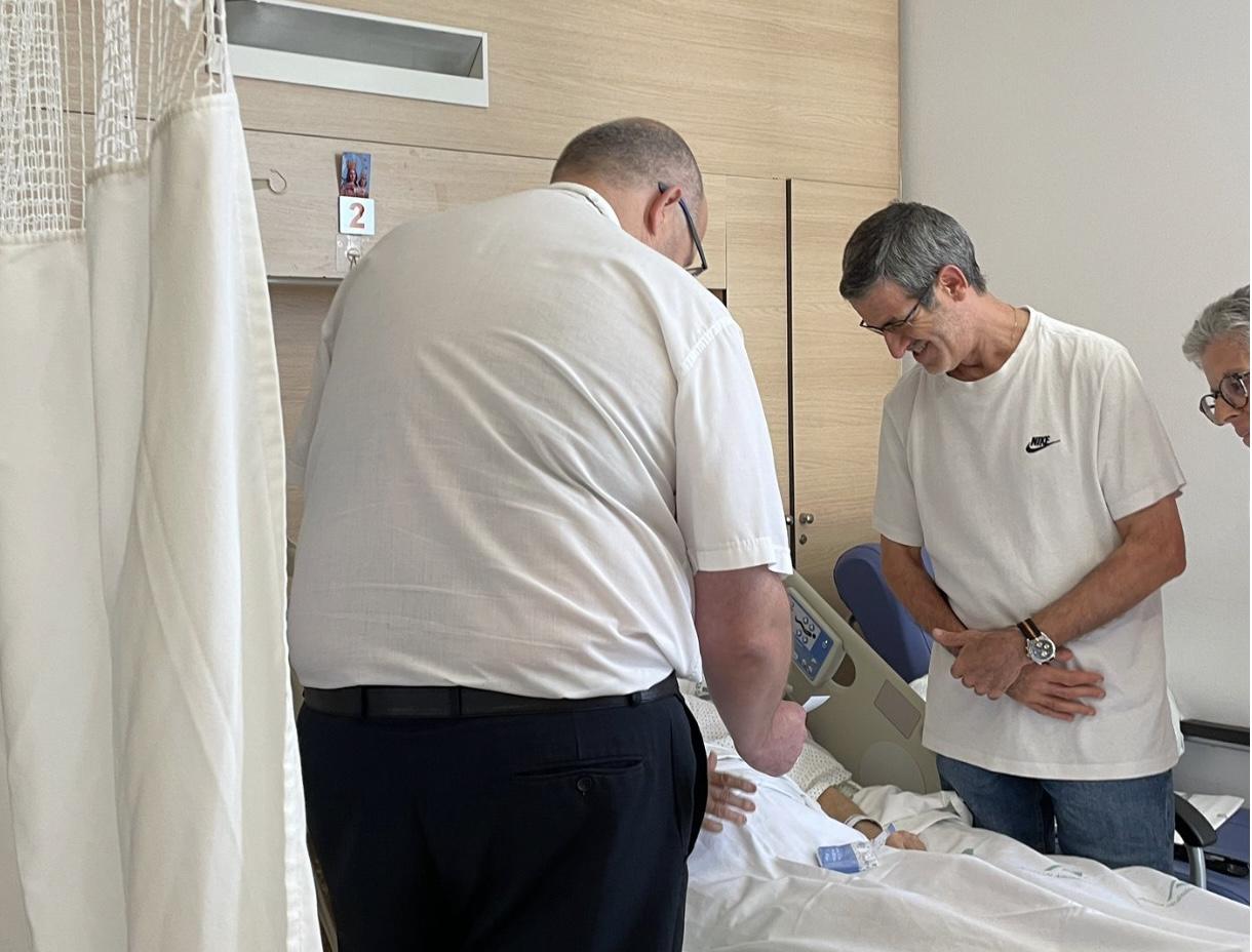 Mons. Satué en el Hospital Clínico