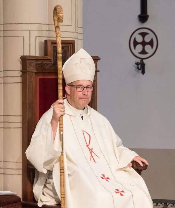 Mons. Satué, con el báculo del obispo que lo ordenó sacerdote, en su ordenación episcopal en Teruel