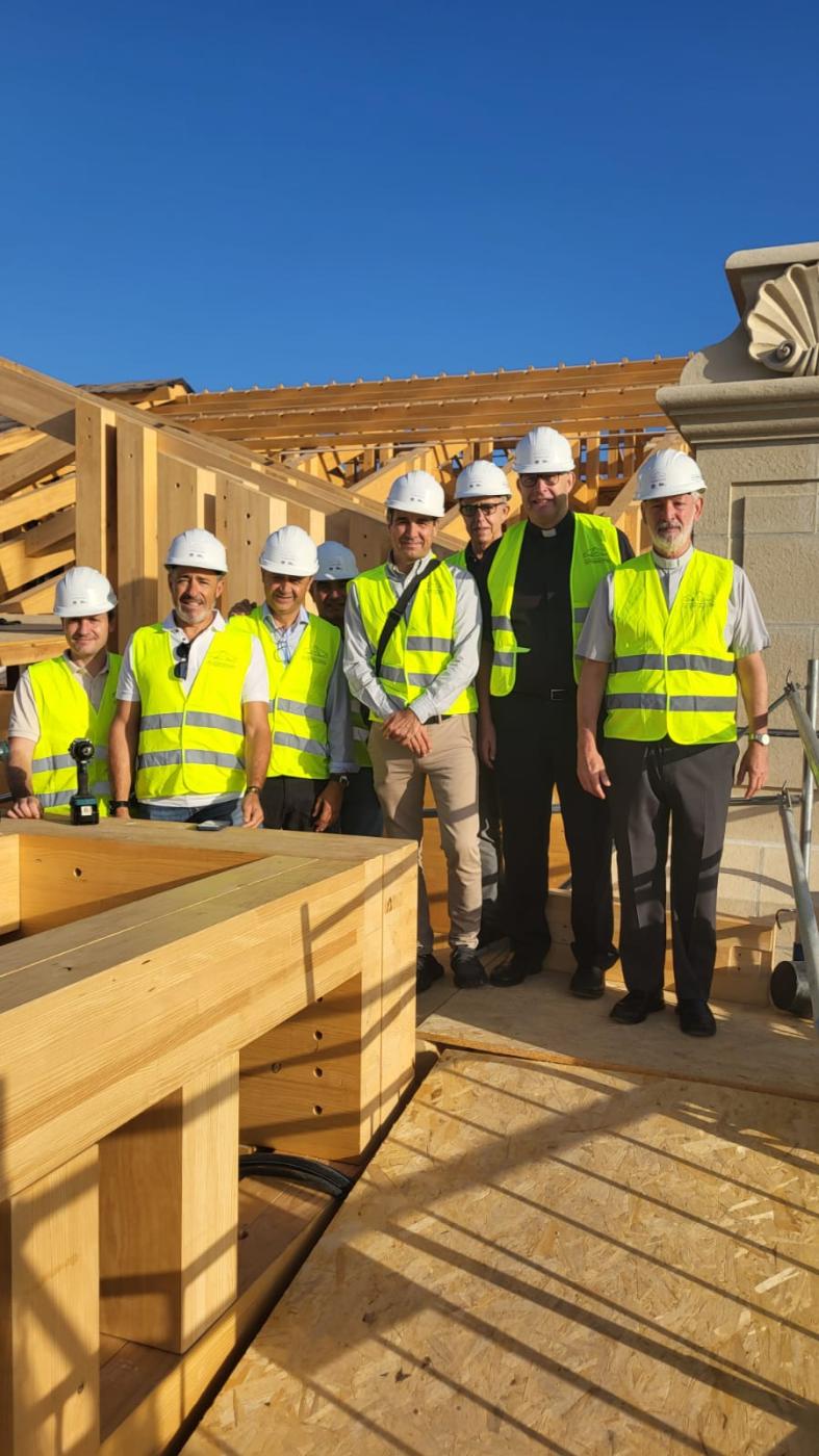 Mons. Satué en las cubiertas de la Catedral