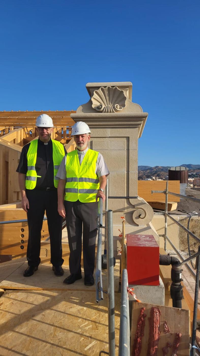Mons. Satué en las cubiertas de la Catedral