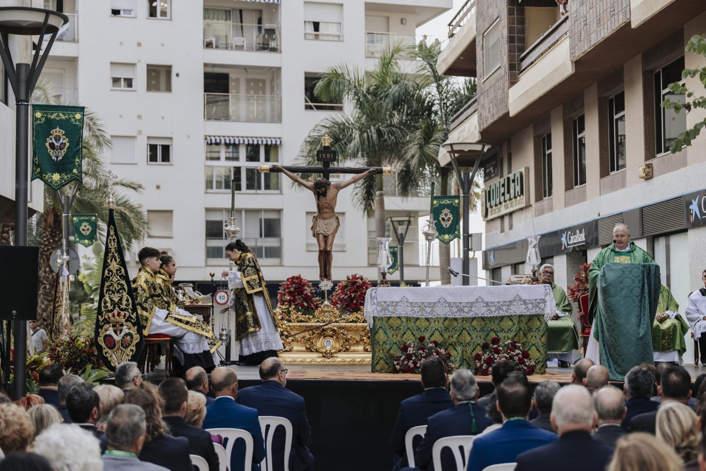 Estepona acogió a más de 500 hermanos de la Veracruz de España