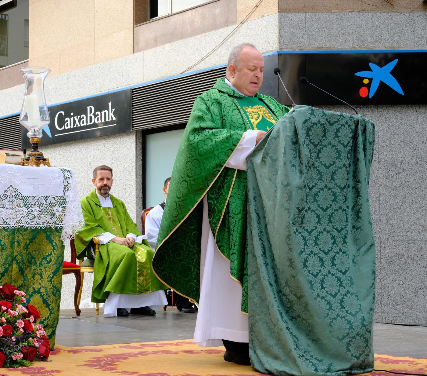 Estepona acogió a más de 500 hermanos de la Veracruz de España