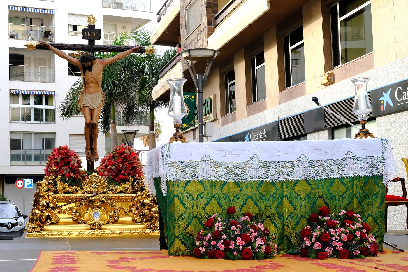 Estepona acogió a más de 500 hermanos de la Veracruz de España