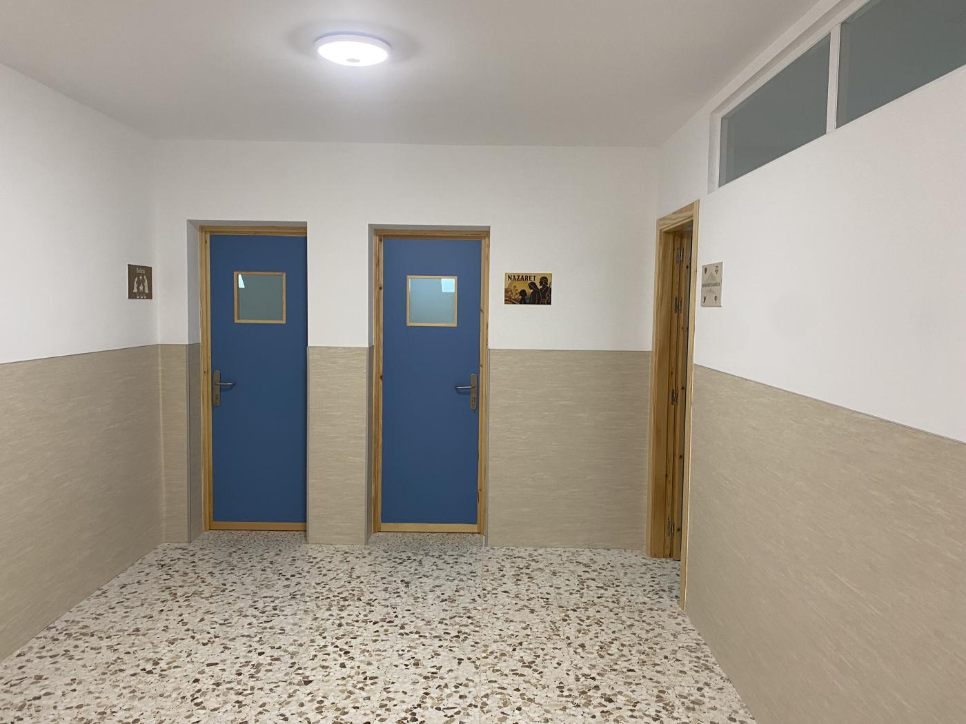 Pasillo reformado con las dos nuevas salas al fondo de las nuevas instalaciones de la parroquia de Alhaurín de la Torre