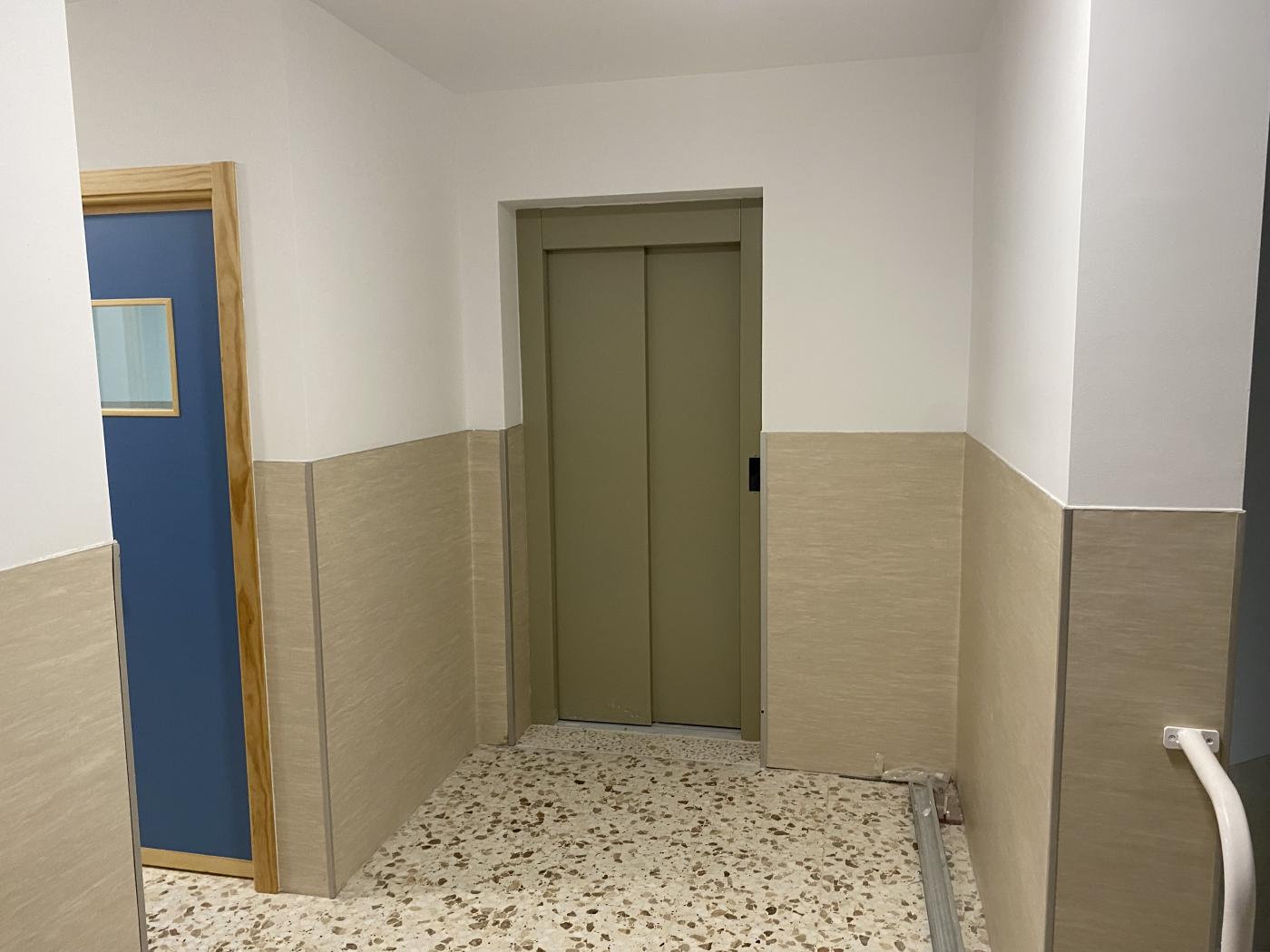 Ascensor en las nuevas instalaciones de la parroquia de Alhaurín de la Torre