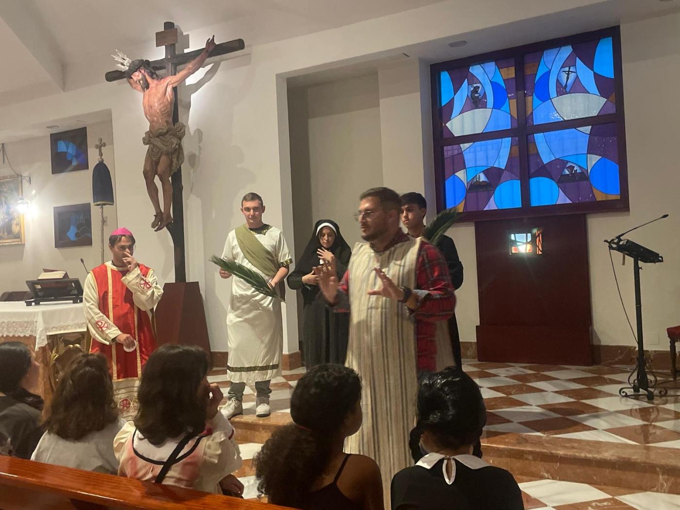 Celebra el mes de los Santos con las generaciones más jóvenes de tu parroquia