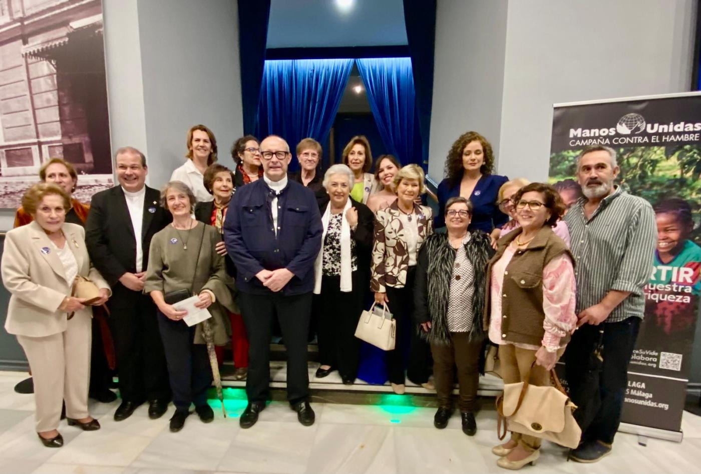 Mons. Satué acudió al Teatro Cervantes para vivir el concierto solidario de Manos Unidas