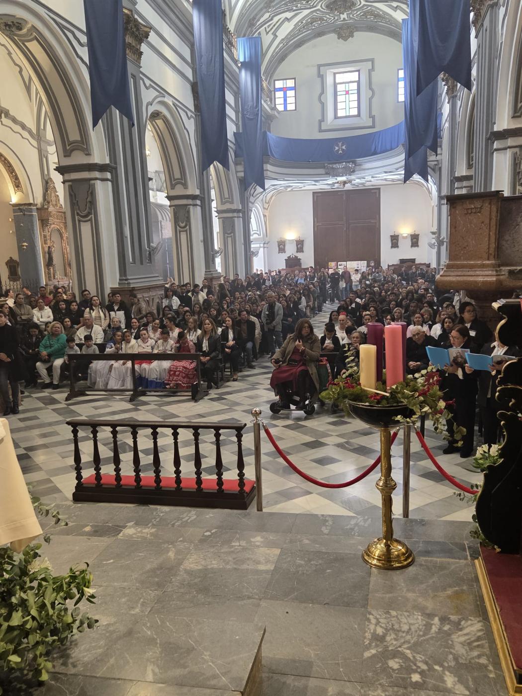 Comunidad paraguaya reunida en la parroquia de San Juan Bautista con motivo del día de su patrona, la Virgen de los Milagros de Caacupé