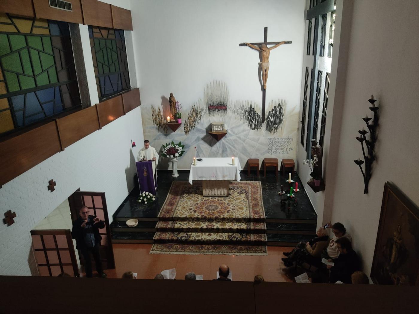 La parroquia de la Paz y Cáritas arciprestal de San Patricio atraviesan la puerta santa de Cotolengo