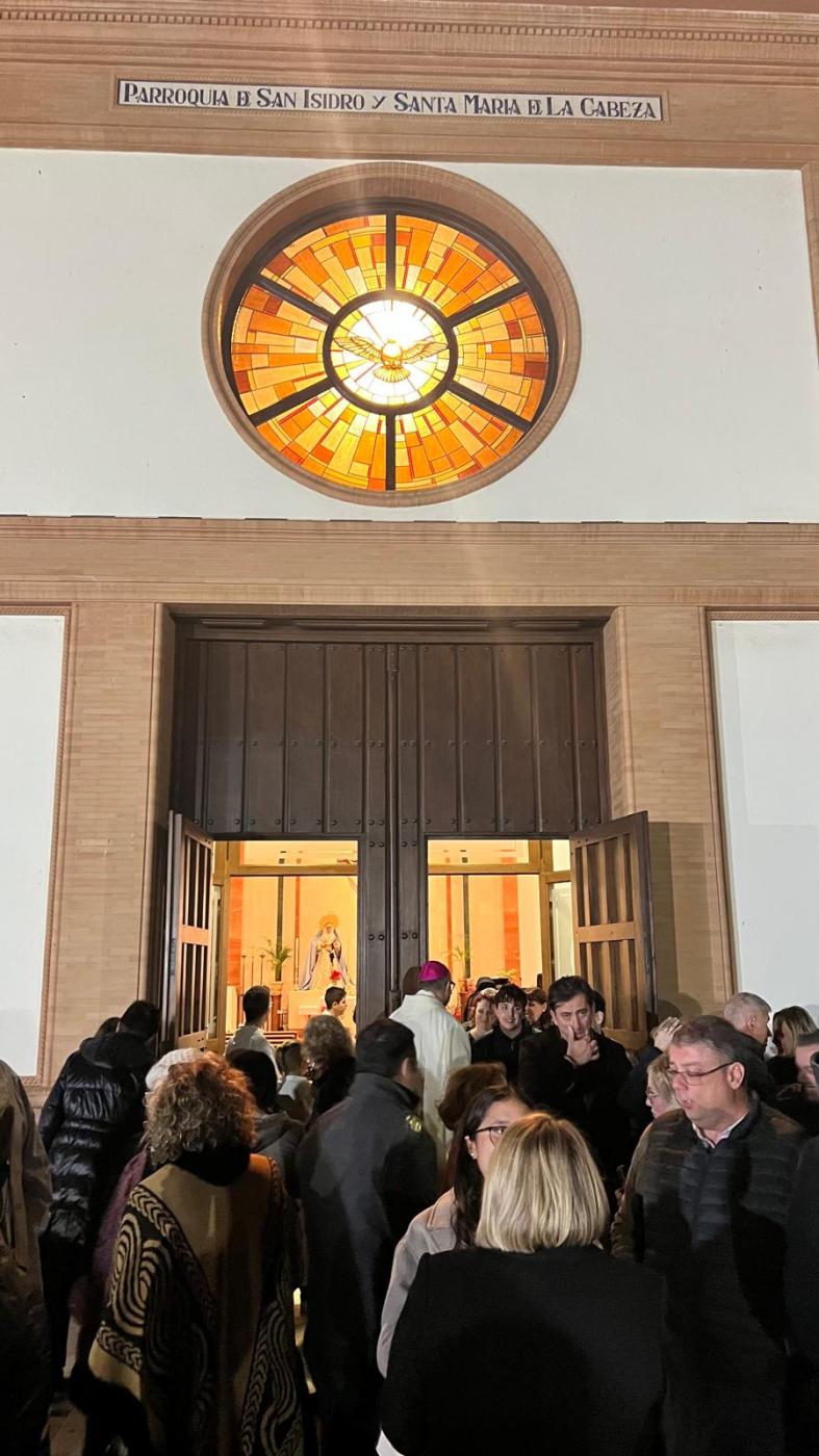 Mons. Satué visita a las familias de Estación de Cártama afectadas por las inundaciones