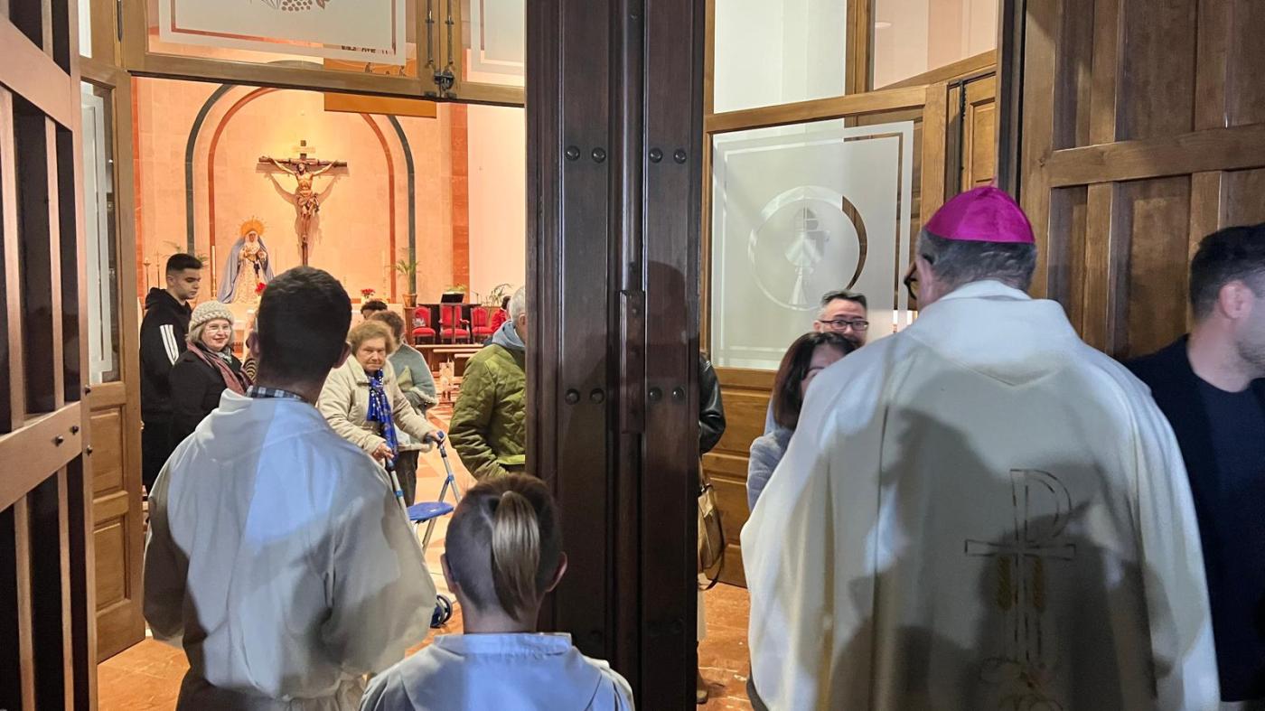 Mons. Satué visita a las familias de Estación de Cártama afectadas por las inundaciones