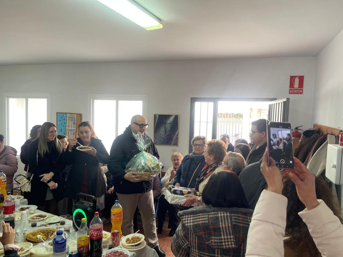 Cuevas Bajas recibe al Obispo y le ofrece su tradicional zanahoria morada