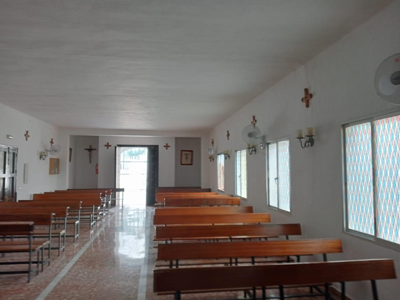 Capilla de Ntra. Sra. de Lourdes en El Valdés tras los trabajos de pintura que ha realizado el Obispado de Málaga
